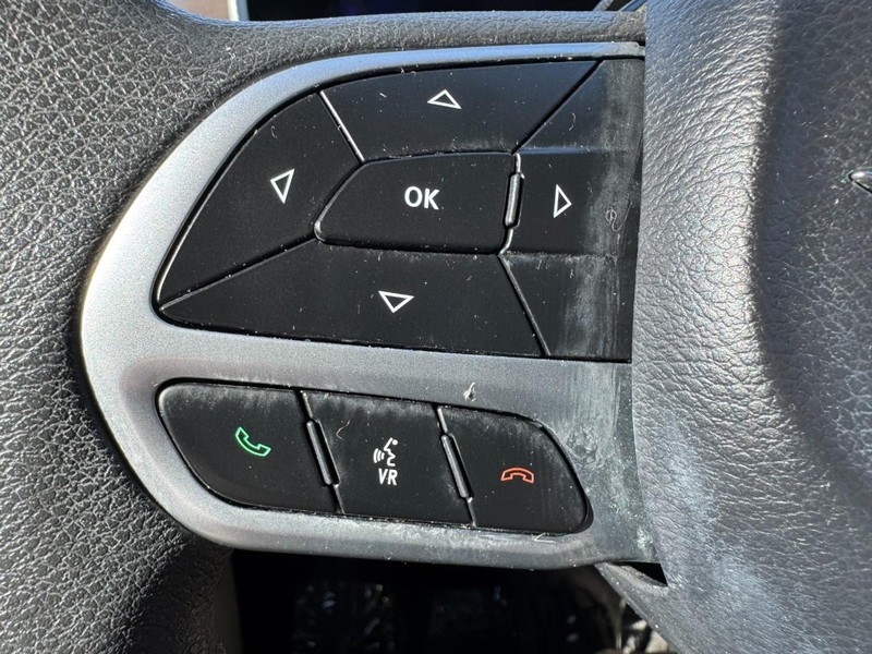 Chrysler Pacifica Vehicle Image 18