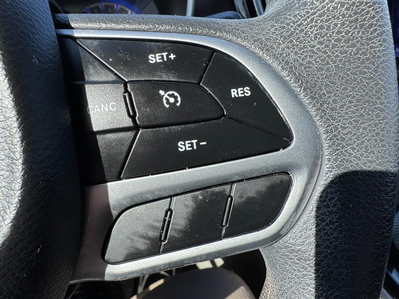 Chrysler Pacifica Vehicle Image 19