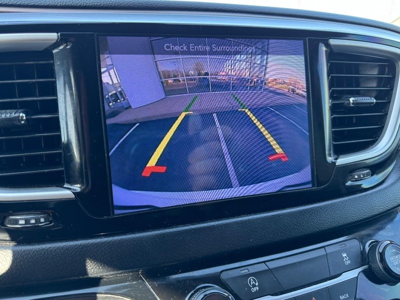 Chrysler Pacifica Vehicle Image 22