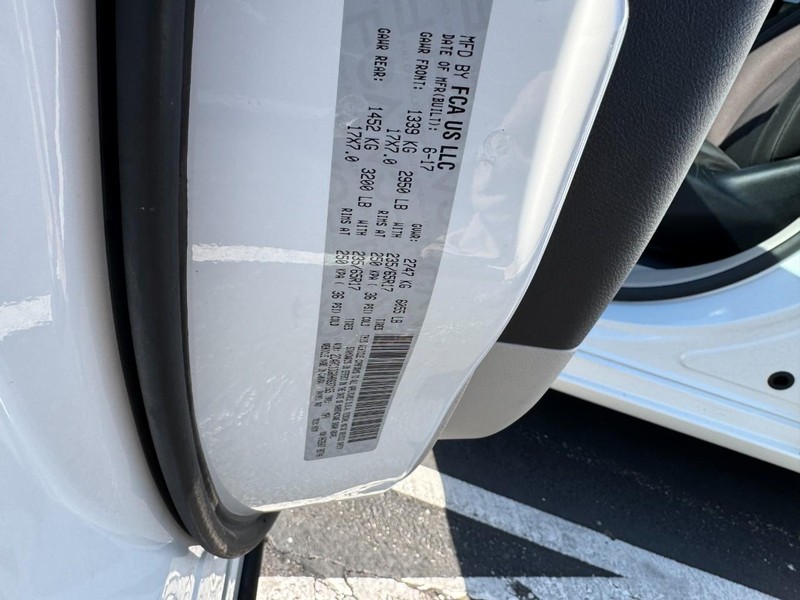 Chrysler Pacifica Vehicle Image 25