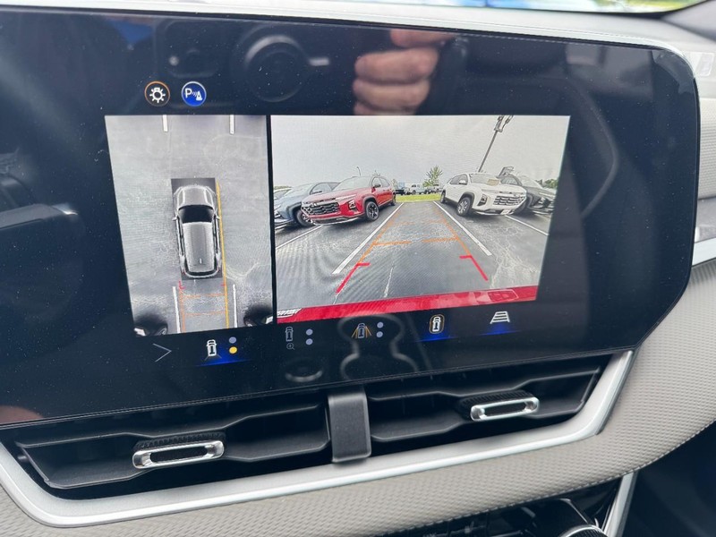Chevrolet Equinox Vehicle Image 16