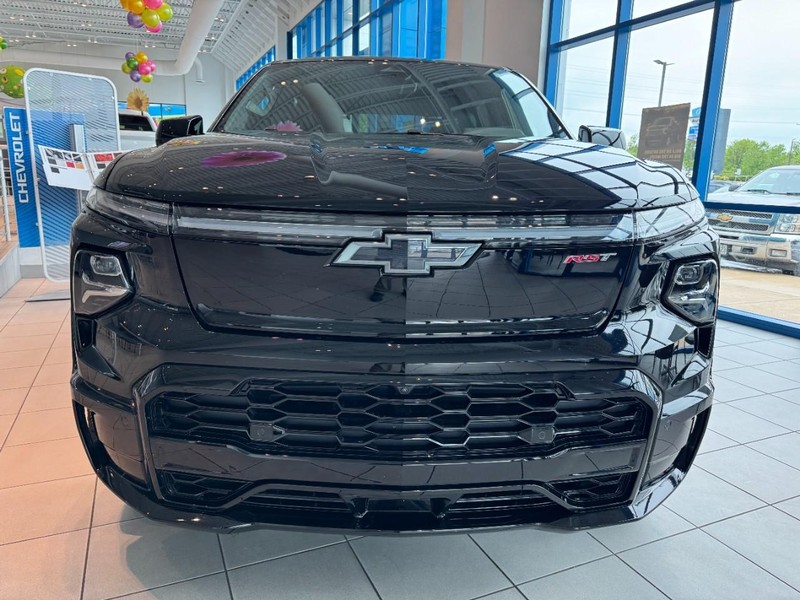 Chevrolet Silverado EV Vehicle Image 02