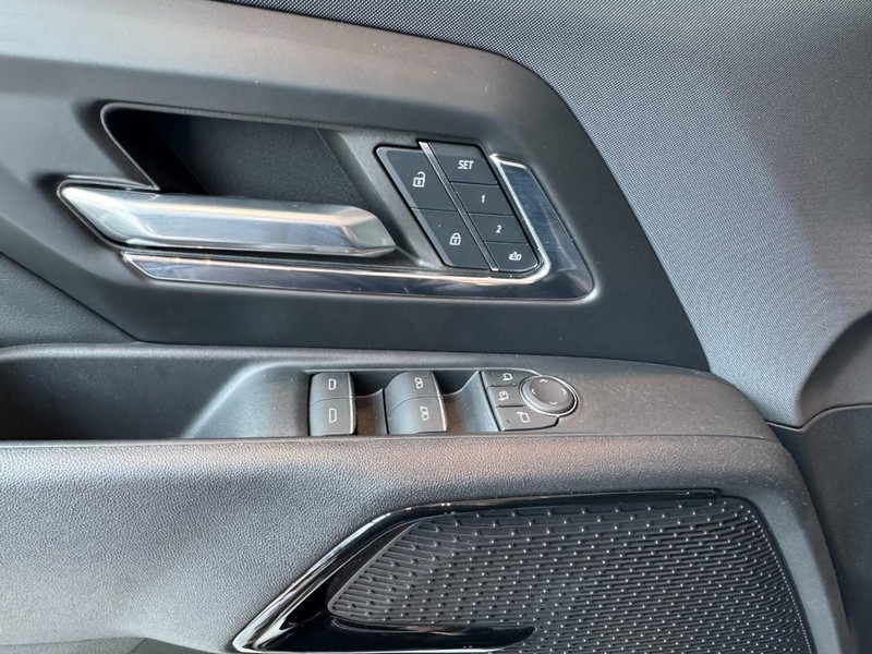 Chevrolet Silverado EV Vehicle Image 12