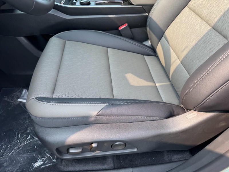 Chevrolet Equinox Vehicle Image 09