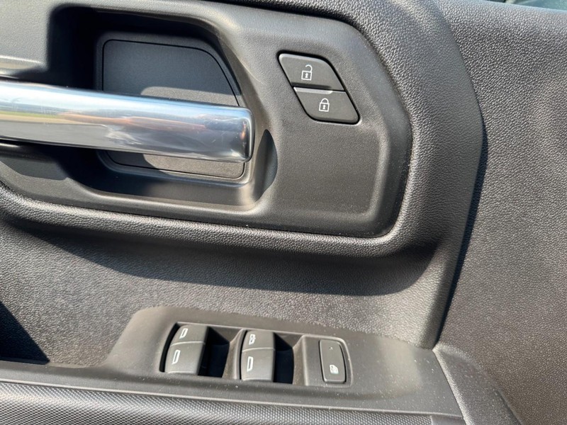 Chevrolet Silverado 2500HD Vehicle Image 12