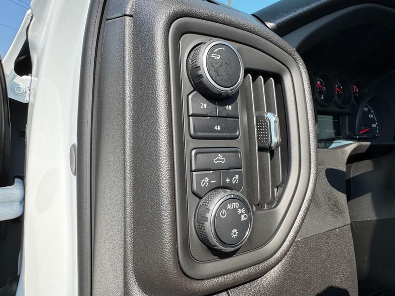 Chevrolet Silverado 2500HD Vehicle Image 13