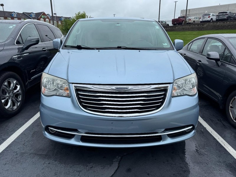 Chrysler Town & Country Vehicle Image 03