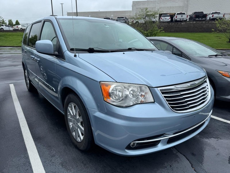 Chrysler Town & Country Vehicle Image 04