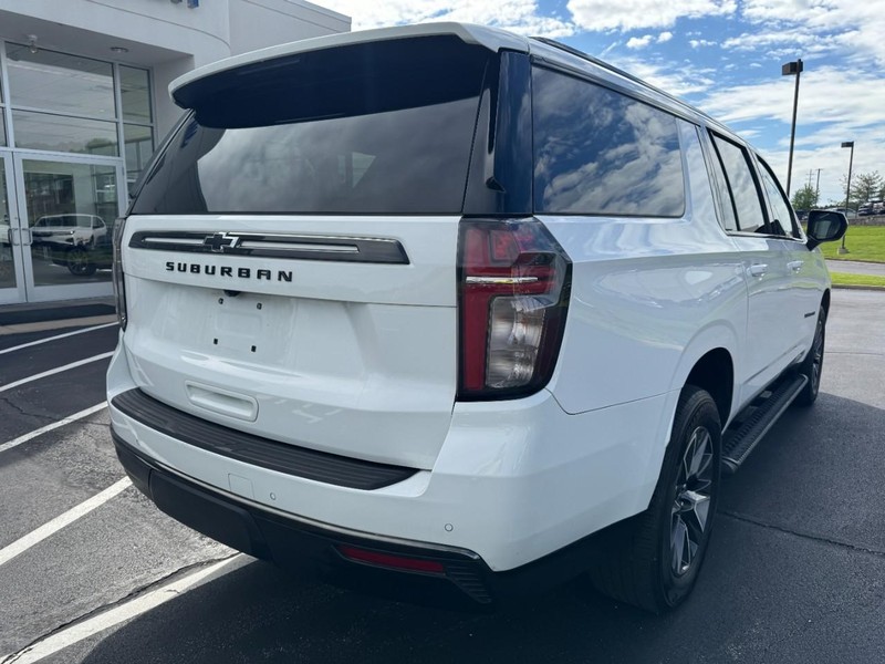 Chevrolet Suburban Vehicle Image 03