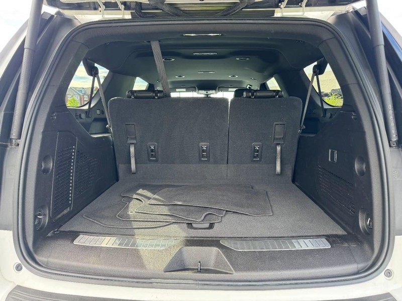Chevrolet Suburban Vehicle Image 06