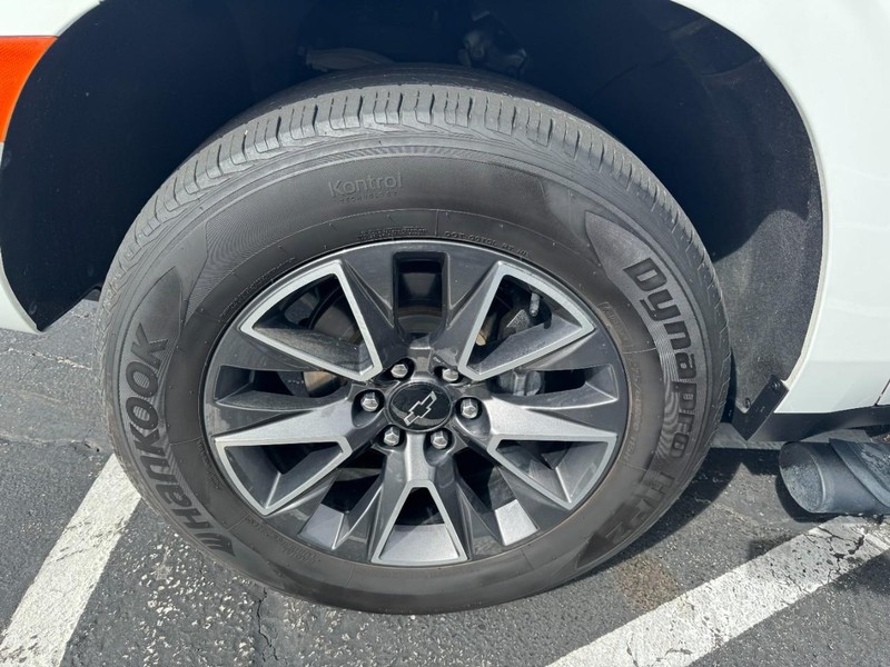 Chevrolet Suburban Vehicle Image 07