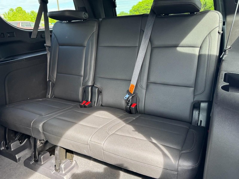 Chevrolet Suburban Vehicle Image 10