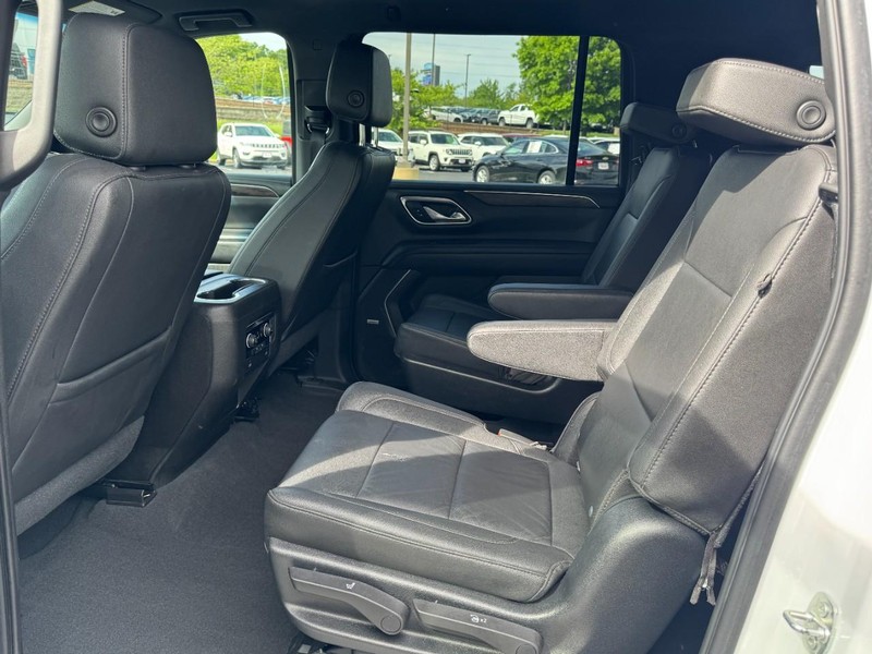 Chevrolet Suburban Vehicle Image 11