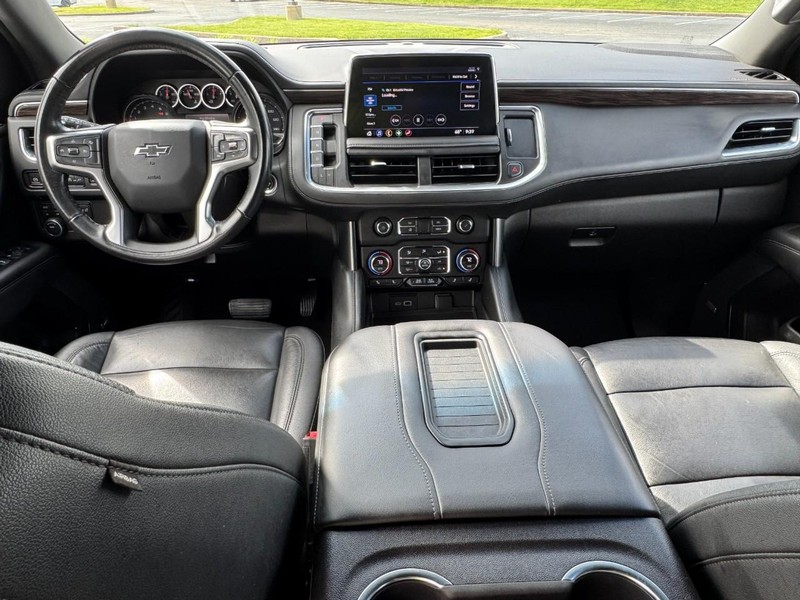 Chevrolet Suburban Vehicle Image 12