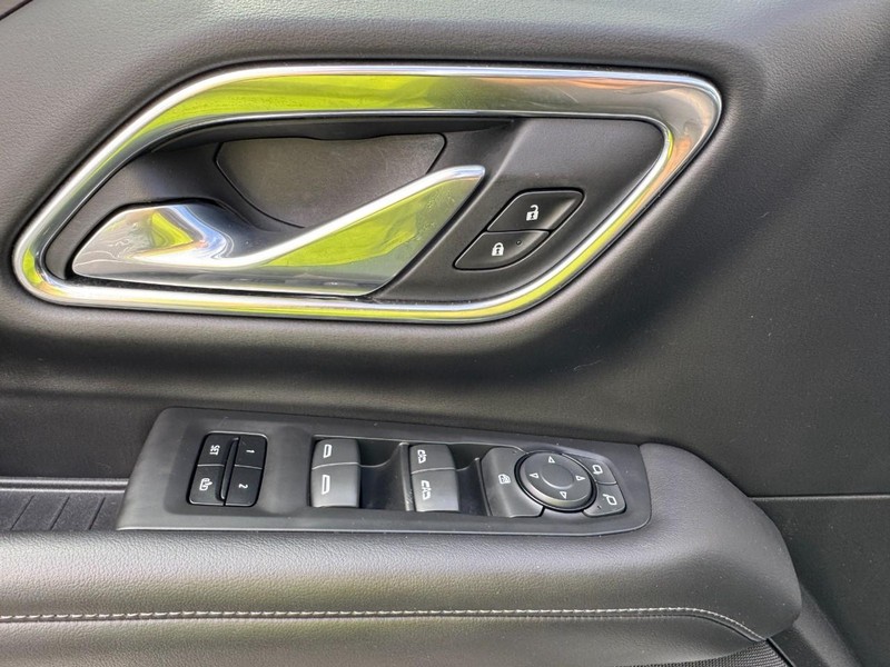 Chevrolet Suburban Vehicle Image 16