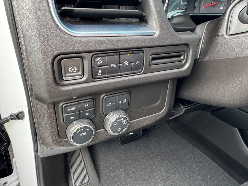 Chevrolet Suburban Vehicle Image 17