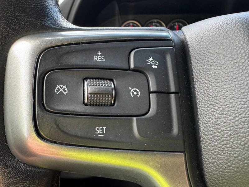 Chevrolet Suburban Vehicle Image 18