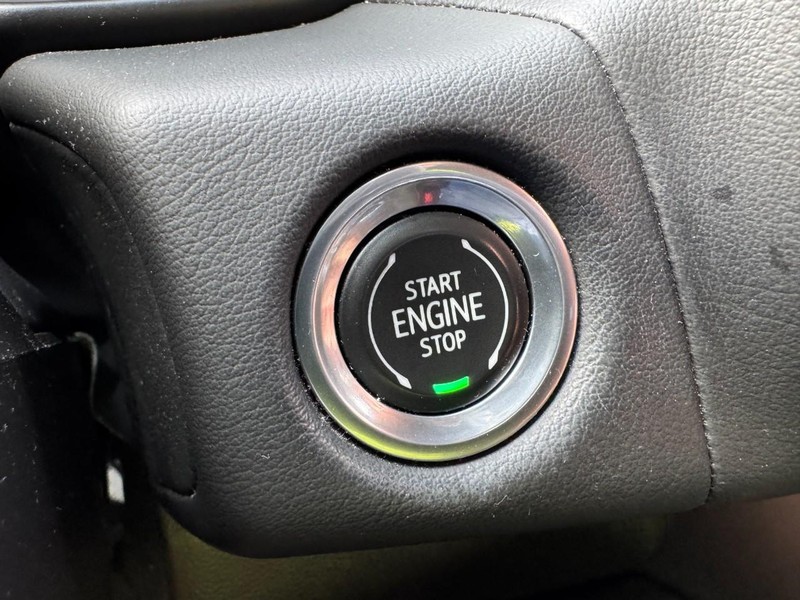 Chevrolet Suburban Vehicle Image 24