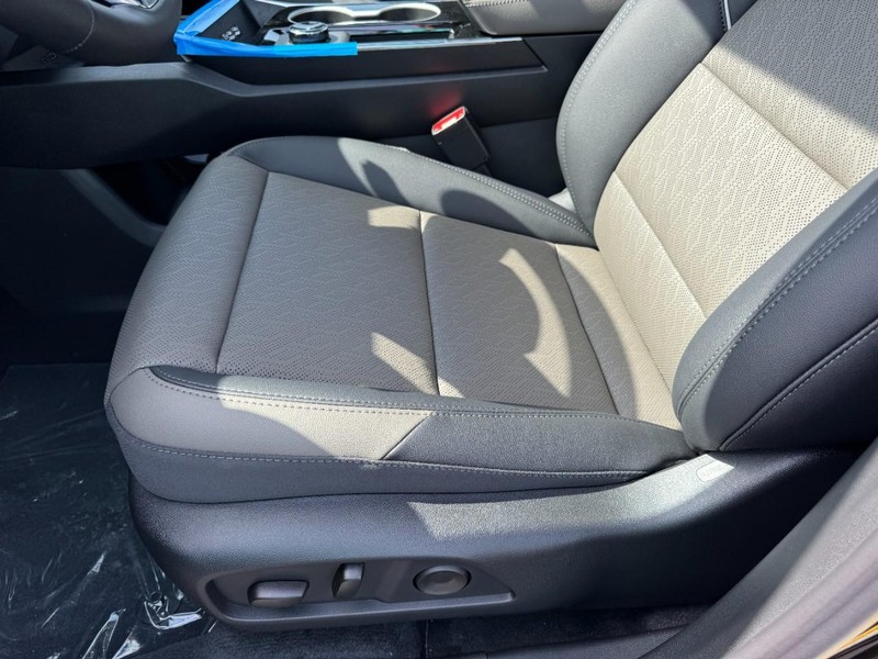 Chevrolet Equinox Vehicle Image 09