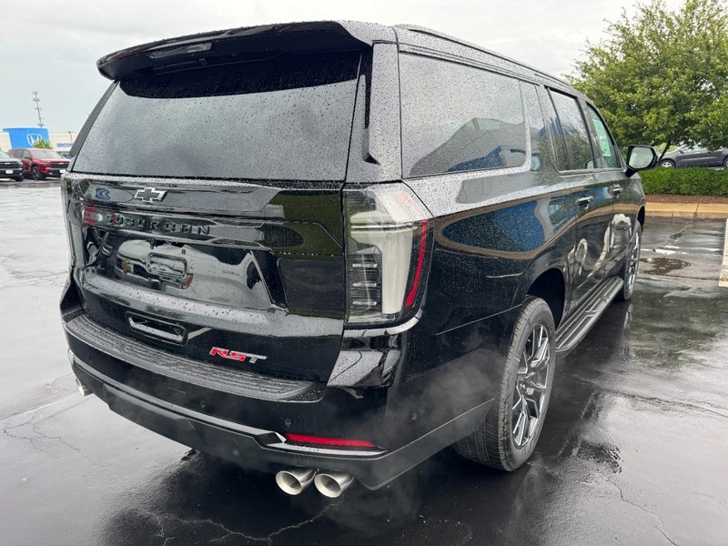 Chevrolet Suburban Vehicle Image 03
