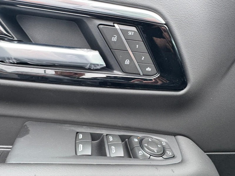 Chevrolet Suburban Vehicle Image 09
