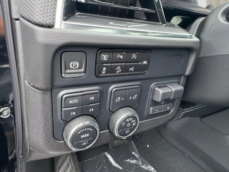 Chevrolet Suburban Vehicle Image 10
