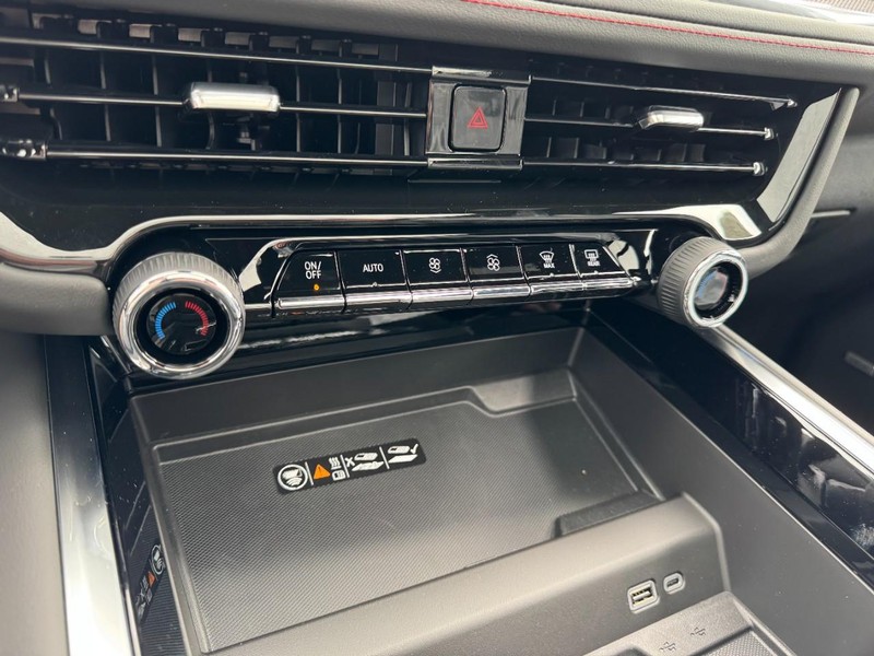 Chevrolet Suburban Vehicle Image 13