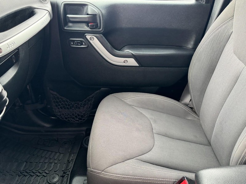 Jeep Wrangler Unlimited Vehicle Image 13