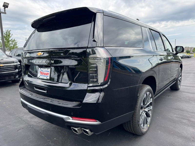 Chevrolet Suburban Vehicle Image 03
