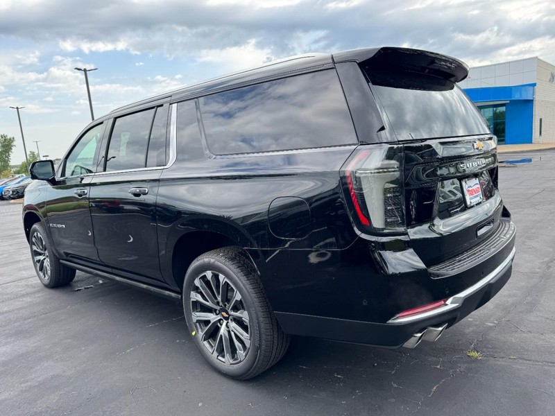 Chevrolet Suburban Vehicle Image 05