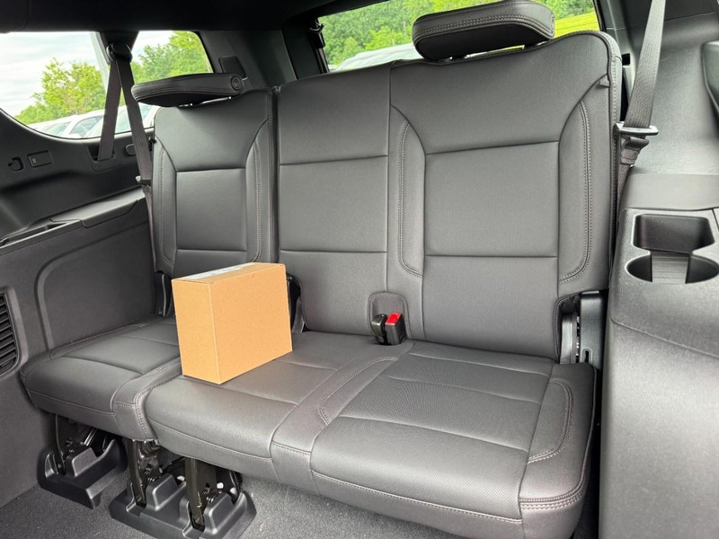 Chevrolet Suburban Vehicle Image 09