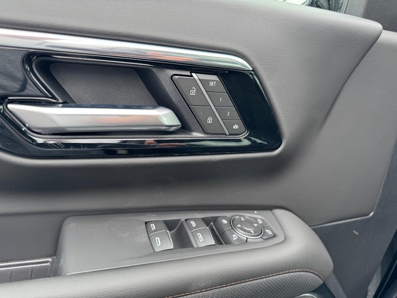 Chevrolet Suburban Vehicle Image 10