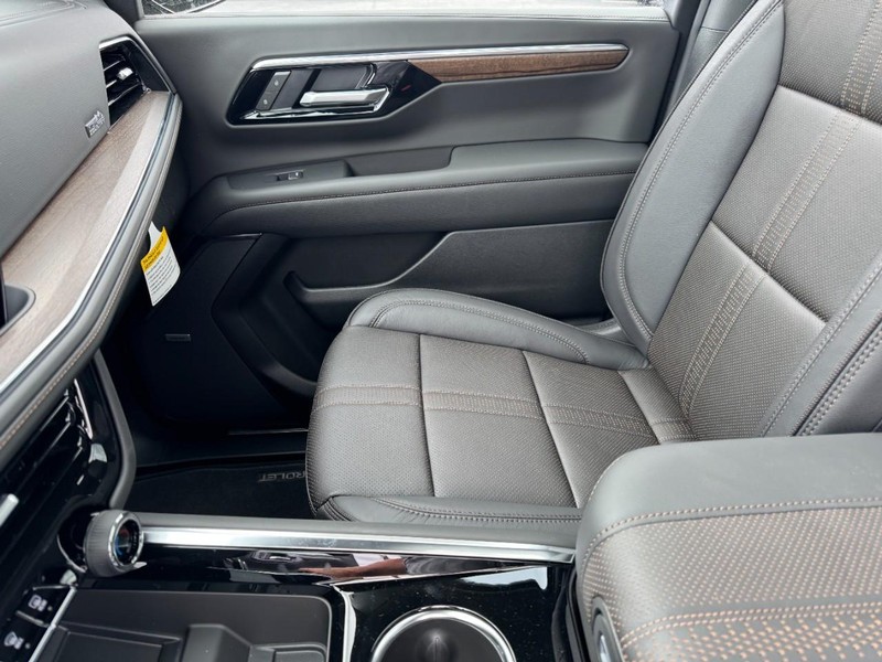 Chevrolet Suburban Vehicle Image 11