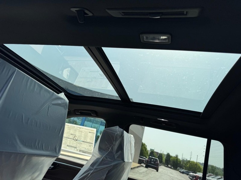 Chevrolet Suburban Vehicle Image 07