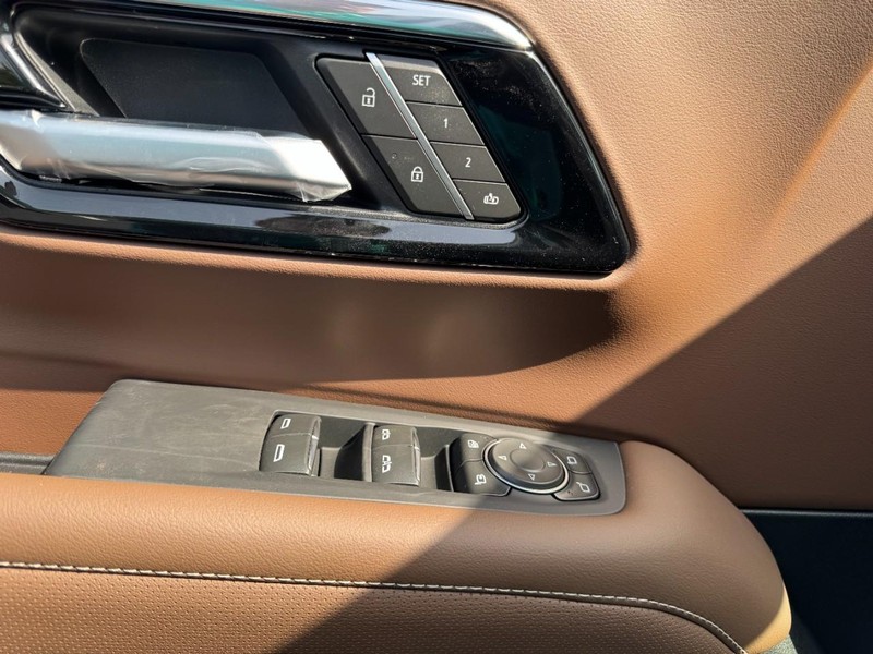 Chevrolet Suburban Vehicle Image 11