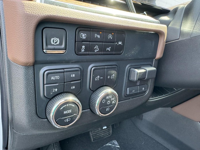 Chevrolet Suburban Vehicle Image 12