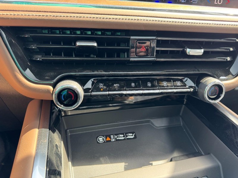 Chevrolet Suburban Vehicle Image 15