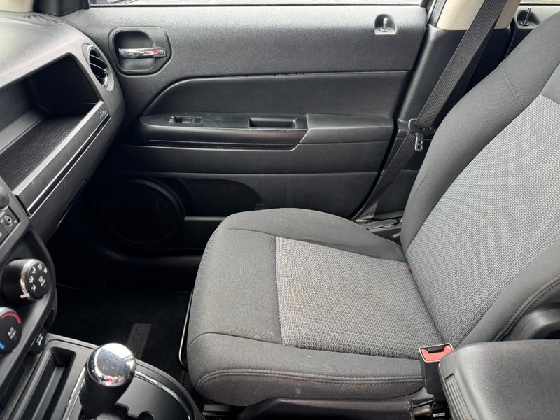 Jeep Patriot Vehicle Image 13