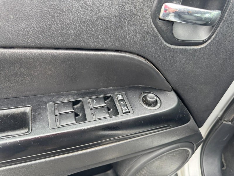 Jeep Patriot Vehicle Image 15