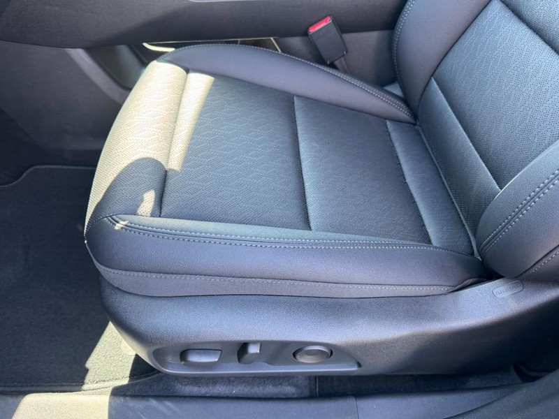 Chevrolet Equinox Vehicle Image 09