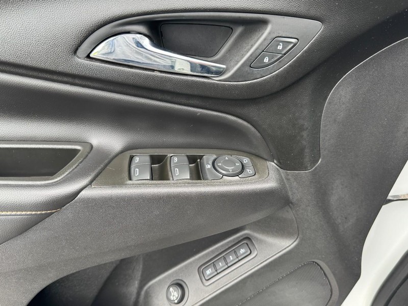 Chevrolet Equinox Vehicle Image 15