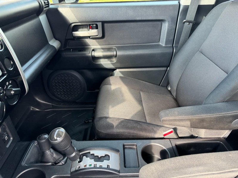 Toyota FJ Cruiser Vehicle Image 11