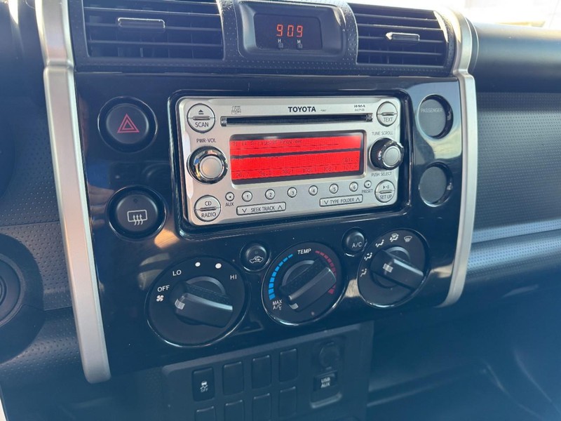 Toyota FJ Cruiser Vehicle Image 18