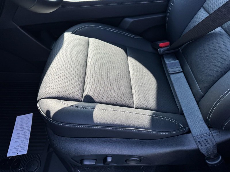 Chevrolet Traverse Vehicle Image 11