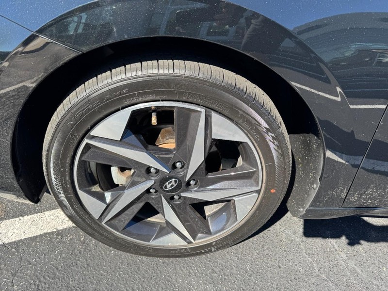 Hyundai Elantra Vehicle Image 07