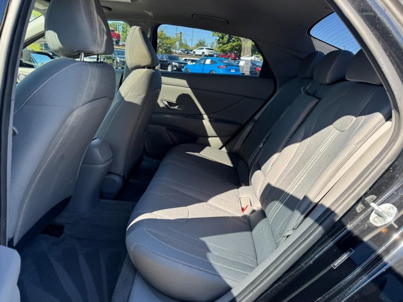 Hyundai Elantra Vehicle Image 10
