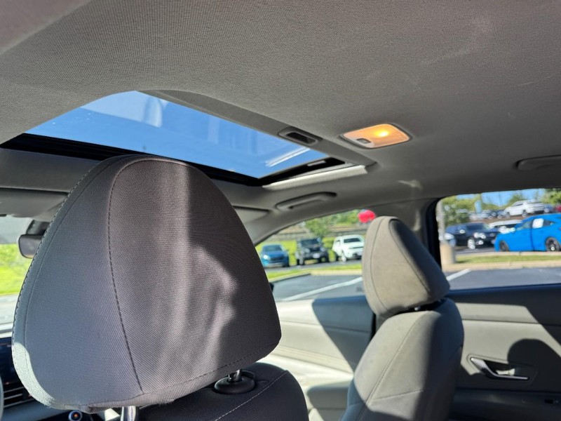 Hyundai Elantra Vehicle Image 11
