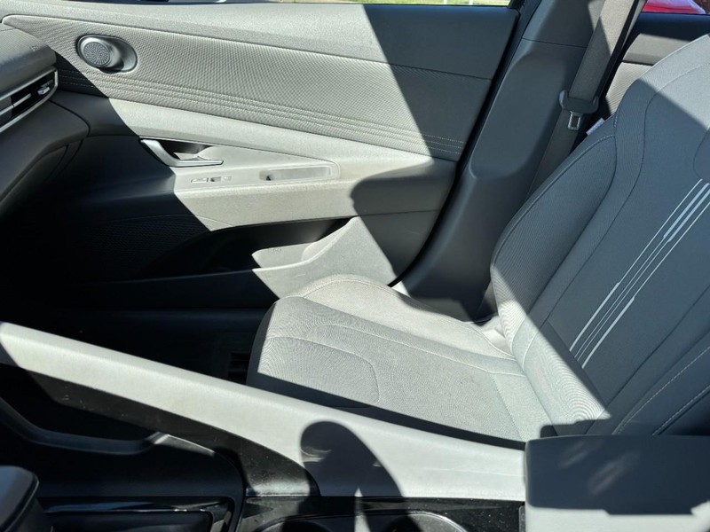 Hyundai Elantra Vehicle Image 14