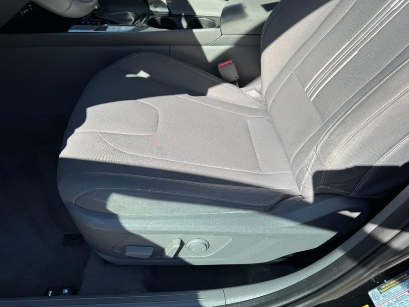 Hyundai Elantra Vehicle Image 15