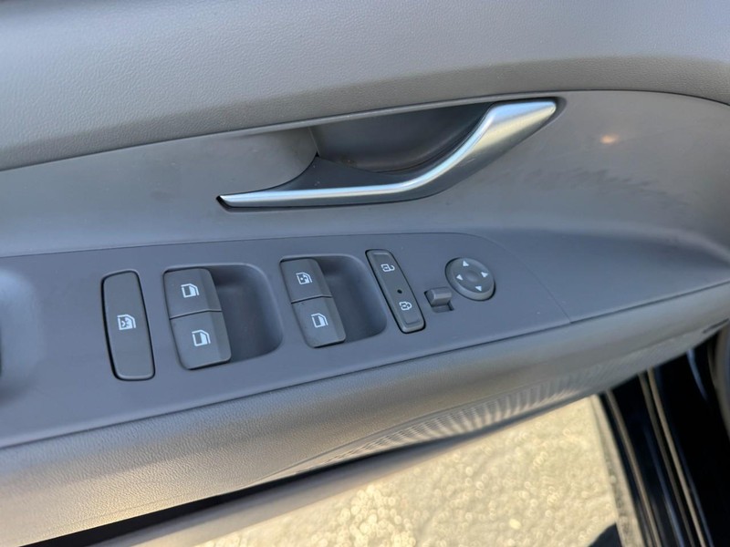 Hyundai Elantra Vehicle Image 16